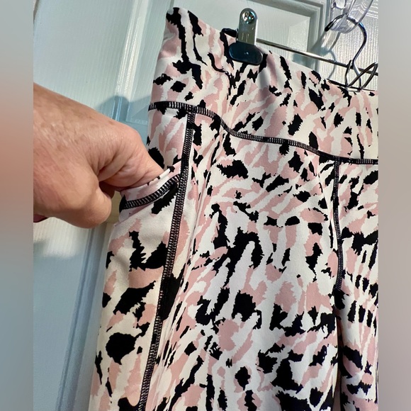 Women’s DKNY Sport leggings - pink black white - size XL - thigh pockets. Soft - Picture 6 of 9